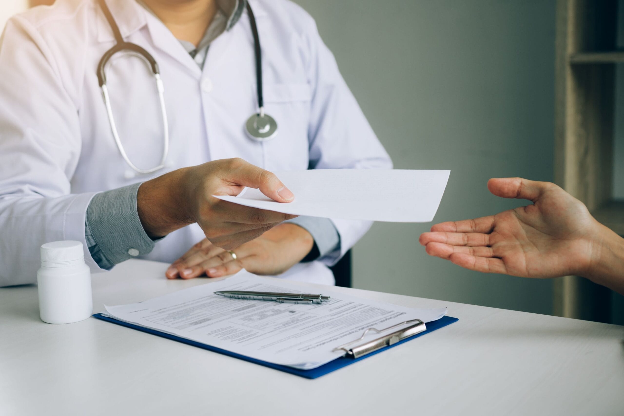 Medico de Seguro de Salud Domina el Proceso de Autorizaciones de Adeslas